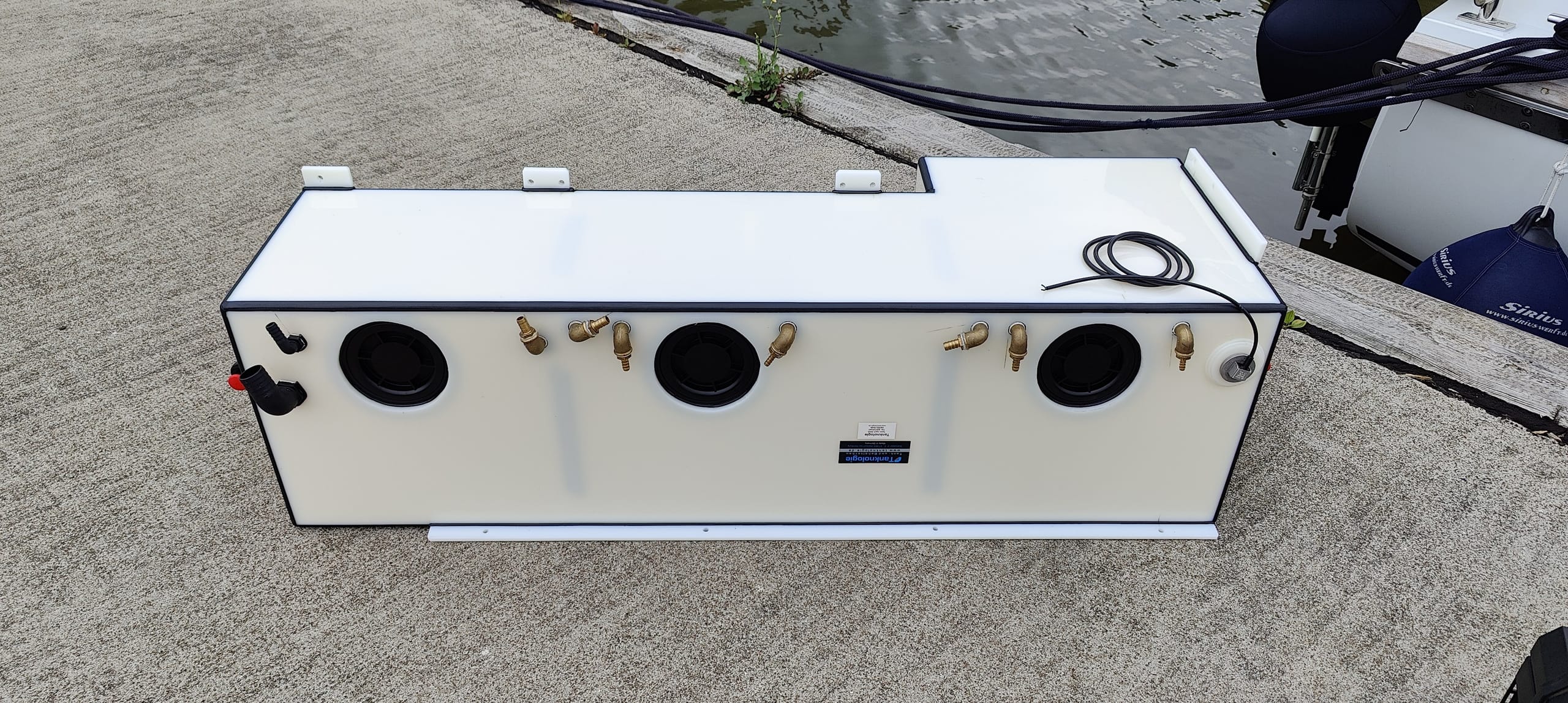 Fertiggestellter PE-Tank für maritime Anwendung am Bootsanleger