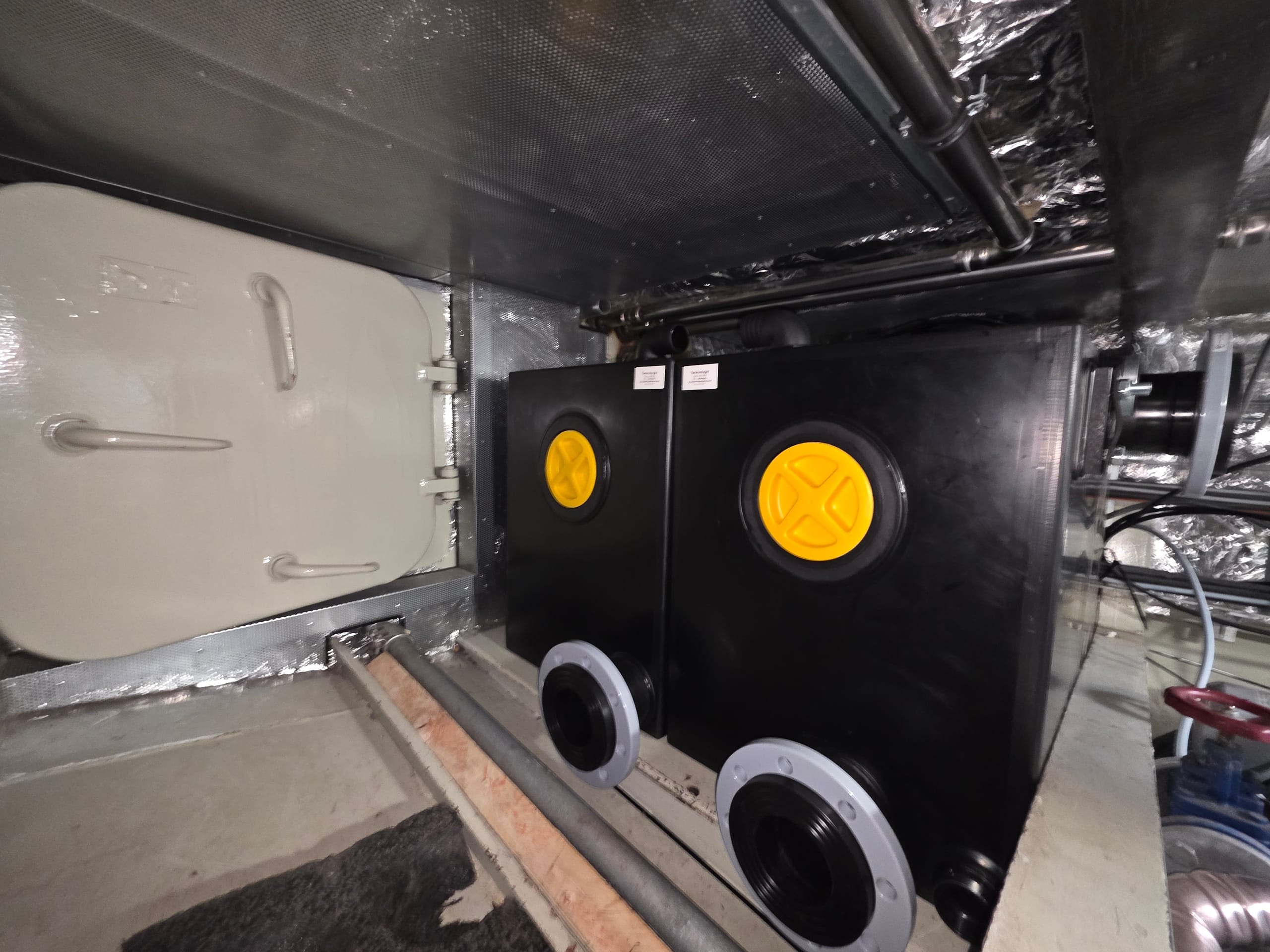 Eingebaute PE-Tanks mit gelben Deckeln im Schiff