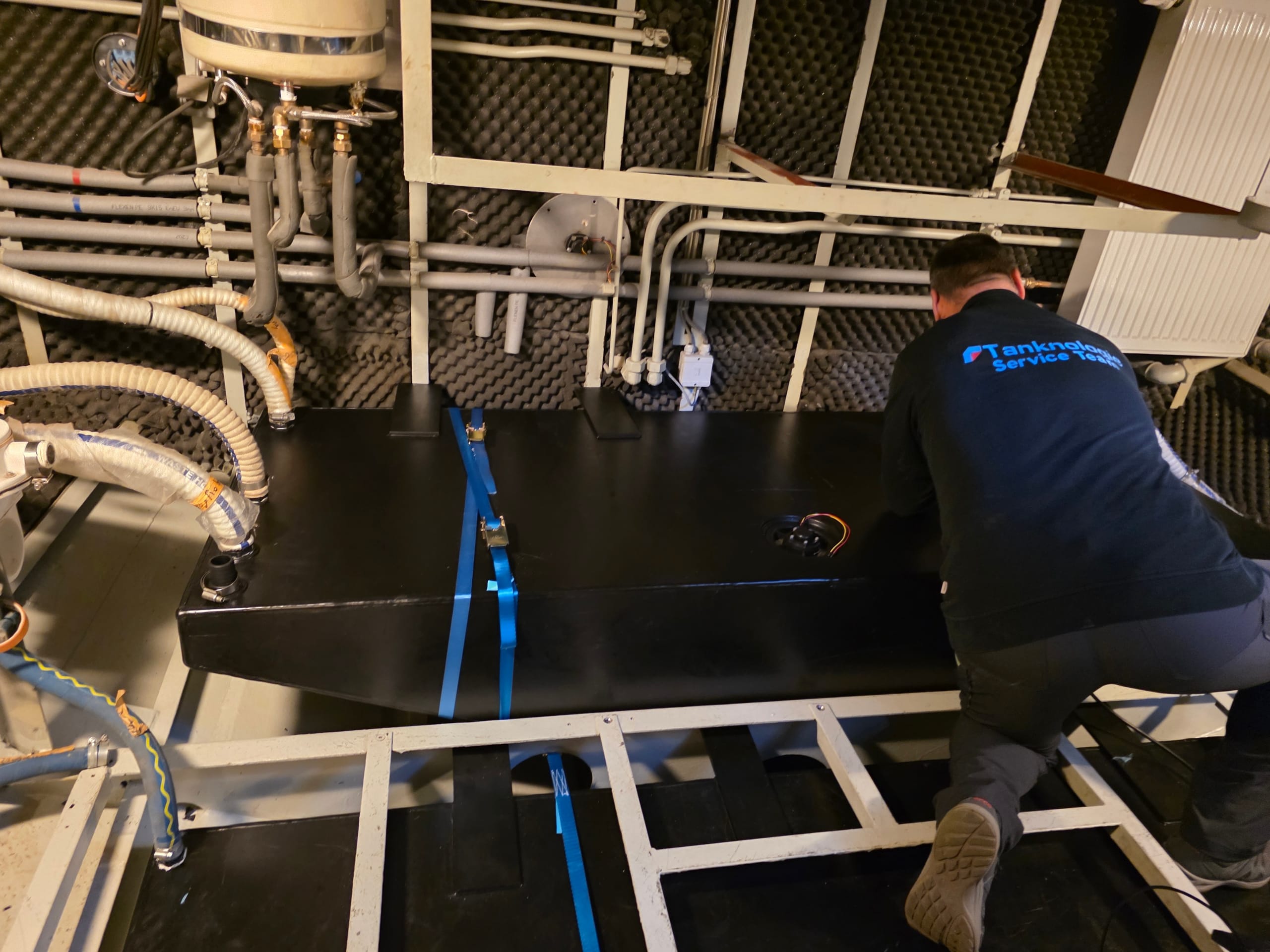 Tanknologie-Techniker beim Einbau eines Tanks im Schiffsrumpf